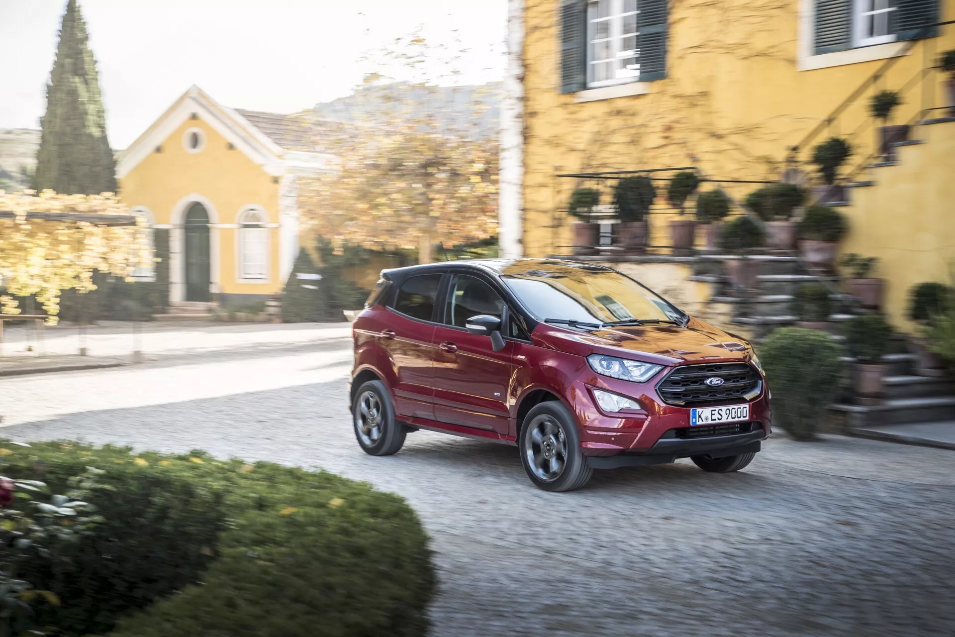 Ezüst színű 2017-es Ford EcoSport első generációs facelift modell, napos napon kívül parkolva, bemutatva az elegáns dizájnját és kompakt SUV karosszériáját
