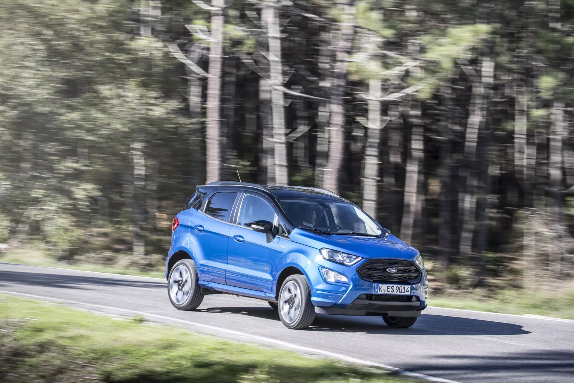 2017-es Ford EcoSport első generációs modell frissítése dinamikus pózban, kiemelve az elegáns tervezést és az innovatív funkciókat