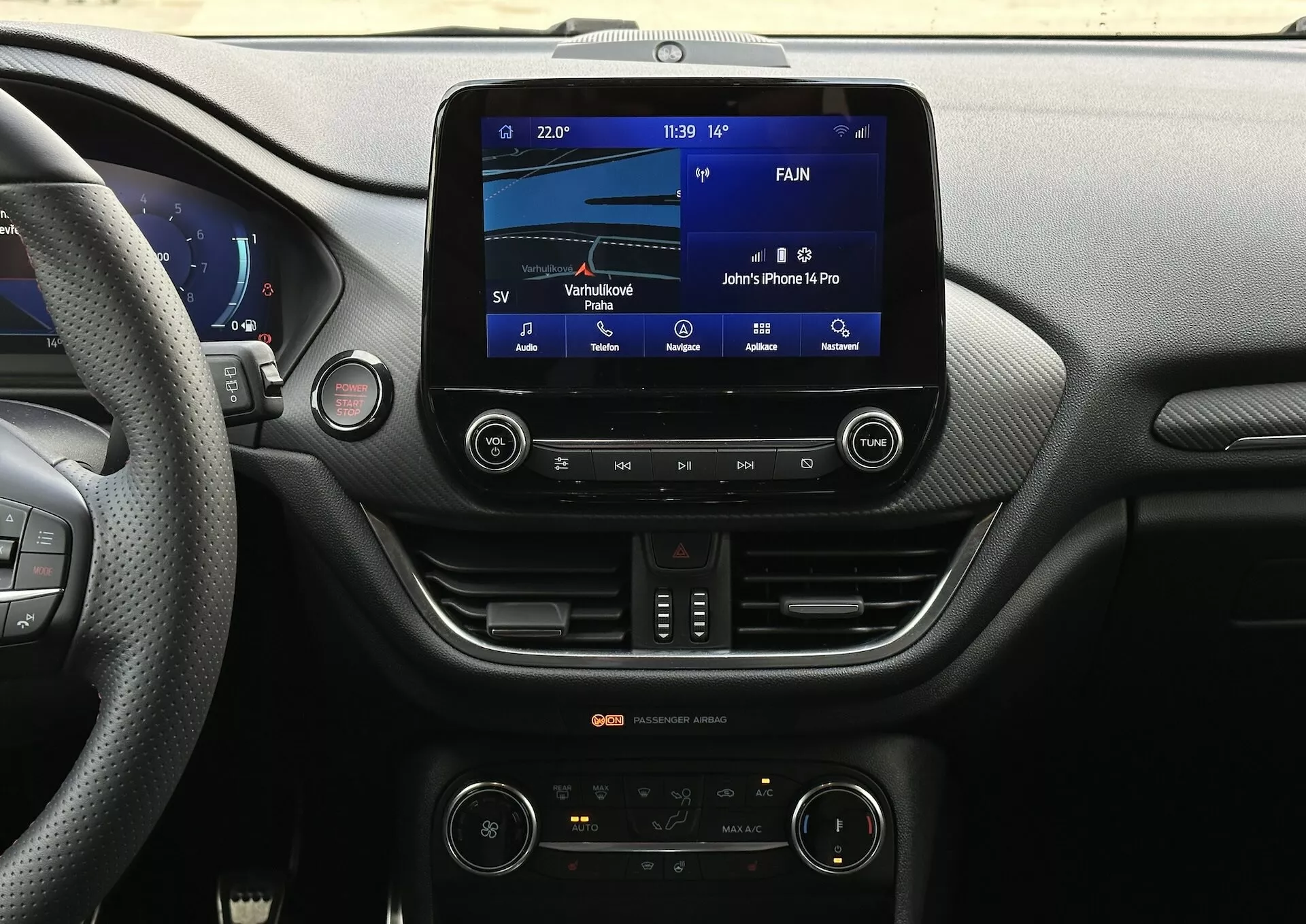 2022-es Ford Fiesta belső műszerfal nézete a vezetőülésből, a központi konzol és infotainment rendszer jellemzőire összpontosítva, beleértve a érintőképernyős kijelzőt, a Bluetooth-kapcsolatot és a kétzónás klímavezérlést