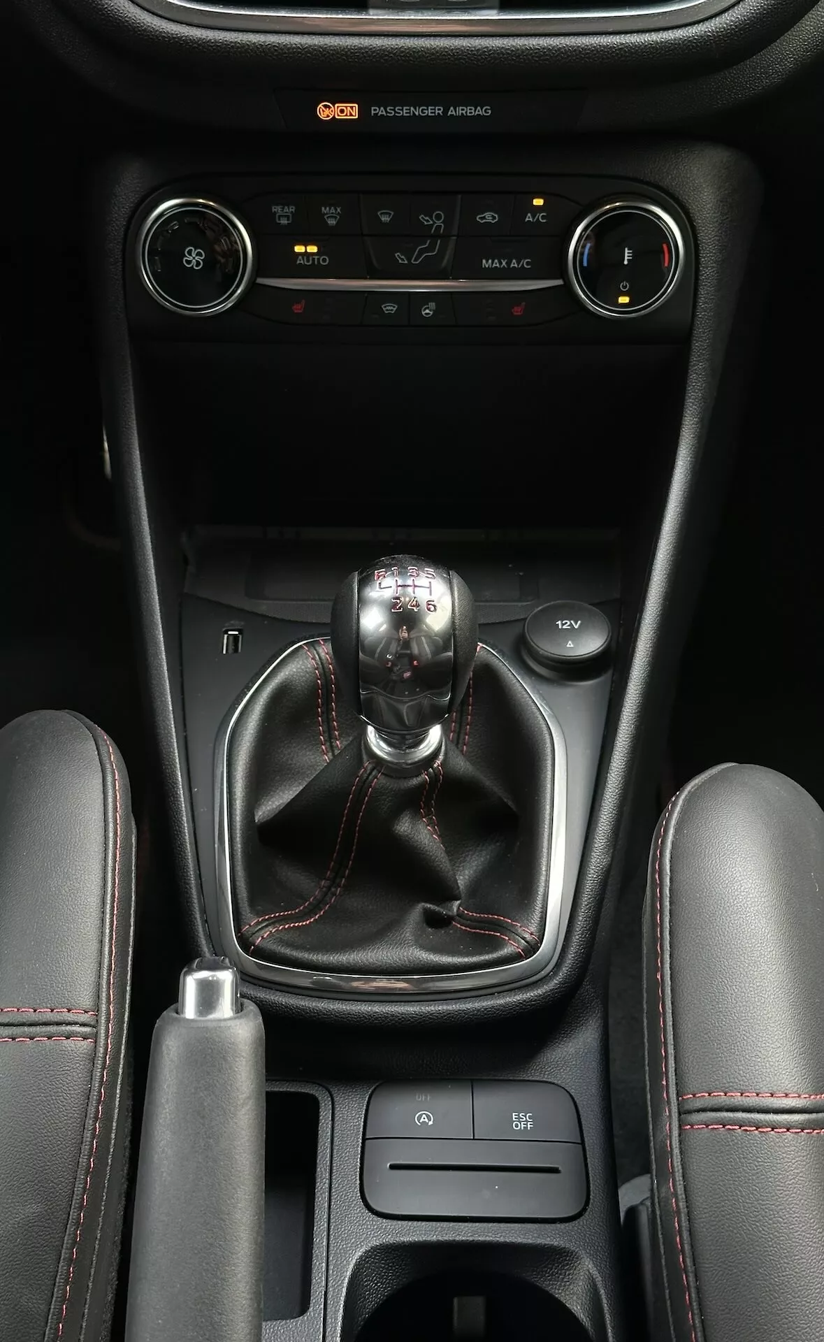 2022-es Ford Fiesta középkonzolja klímavezérléssel, manuális váltóval, vezetési mód választóval és tárolórekeszekkel