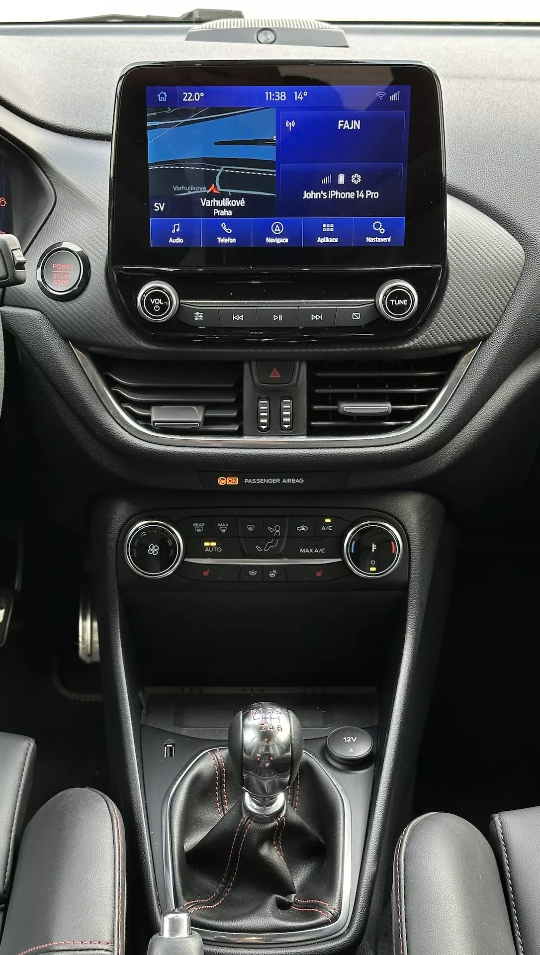 2022-es Ford Fiesta beltere, mely bemutatja az érintőképernyős infotainment rendszert, a kétzónás klímavezérlést, a manuális váltót és a luxus bőr díszítéseket az utas oldaláról nézve