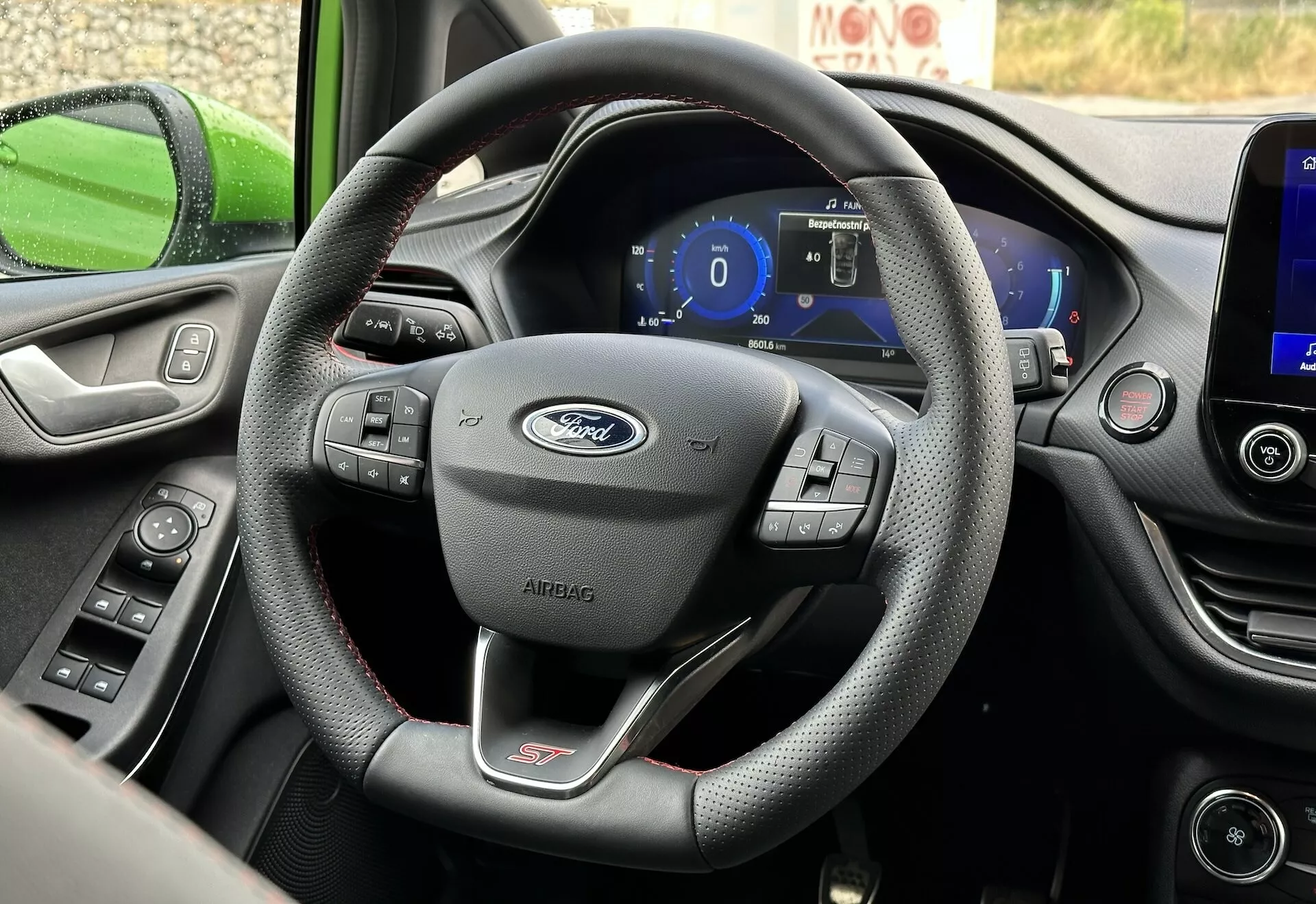 2022-es Ford Fiesta belső nézete, amely a bőrrel bevont három küllős kormányra és a digitális műszerfalra összpontosít a vezető ülésének perspektívájából