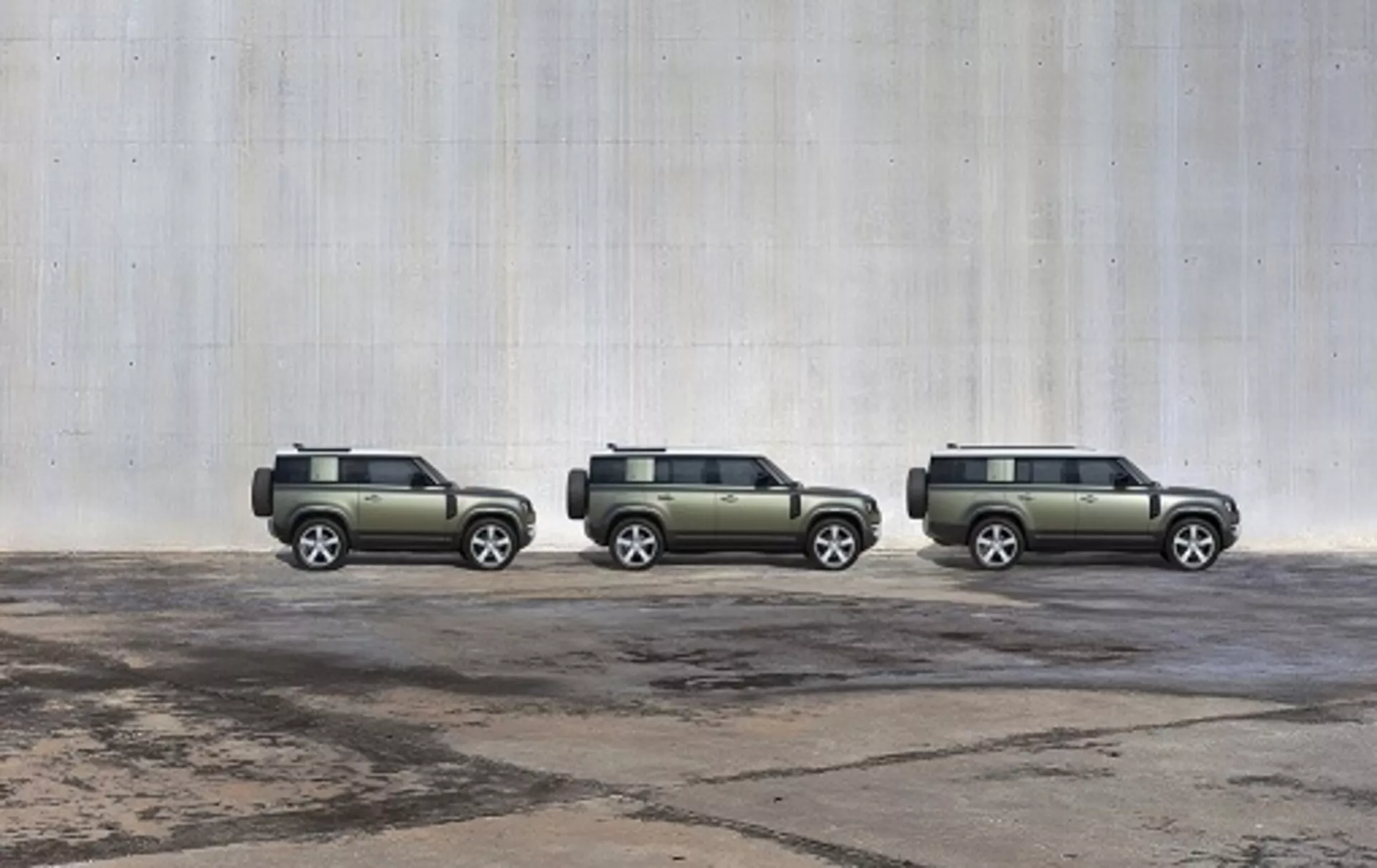 2019-es Ford Kuga SUV az autópályán mozogva, bemutatva az elegáns ezüst színű dizájnt, a modern funkciókat és az aerodinamikus formát