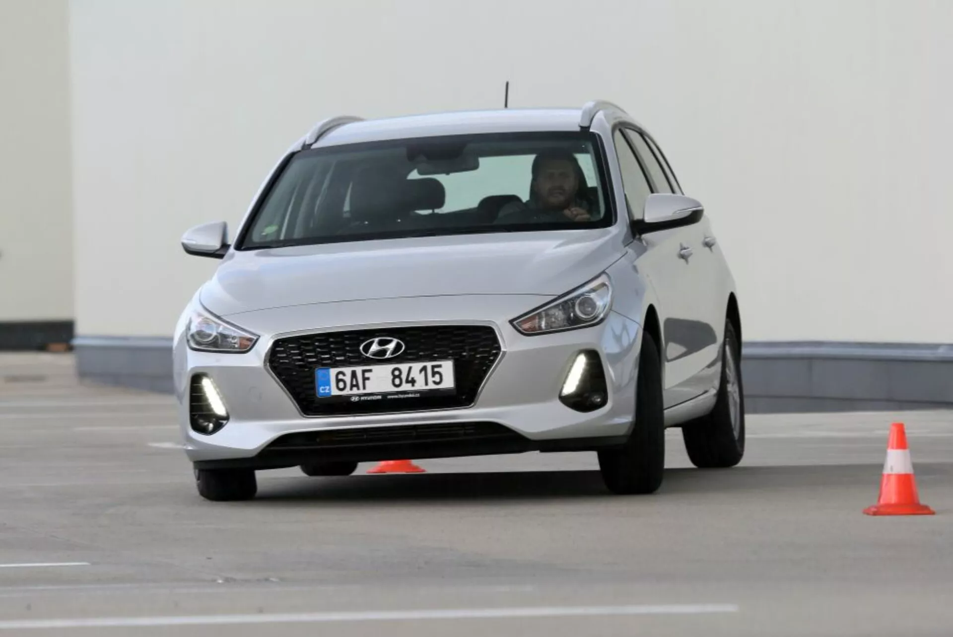 2017-es Hyundai i30 N mozgásban, bemutatva az elülső hűtőrácsát hatszögletű mintával és krómkerettel, LED fényszóróit, és aerodinamikus kialakítását ötvözött kerekekkel, egy vezetéstechnikai pályán fotózva