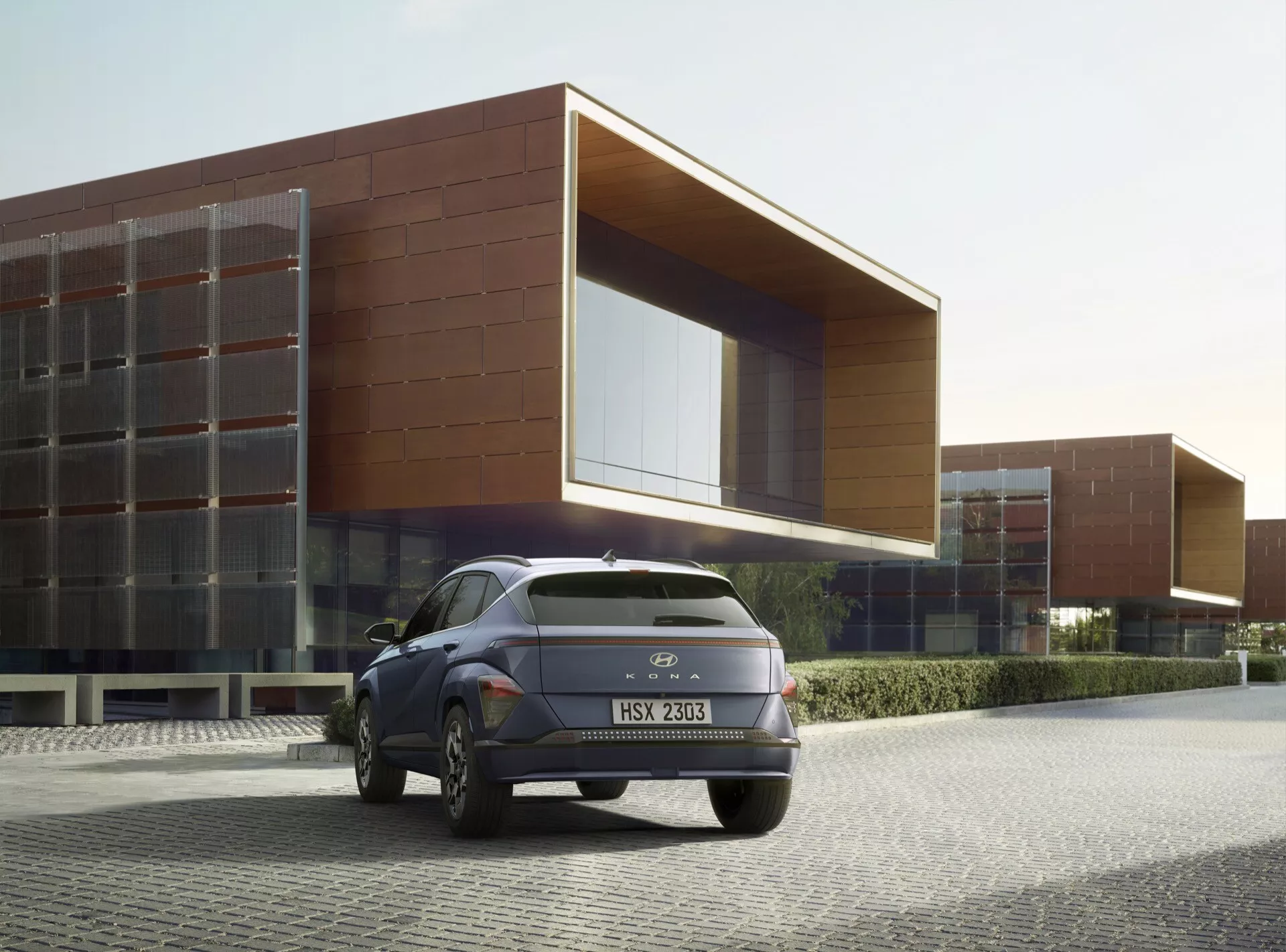 2023-as Hyundai Kona második generációs bemutatása modern designnal, fejlett biztonsági jellemzőkkel és hibrid technológiával