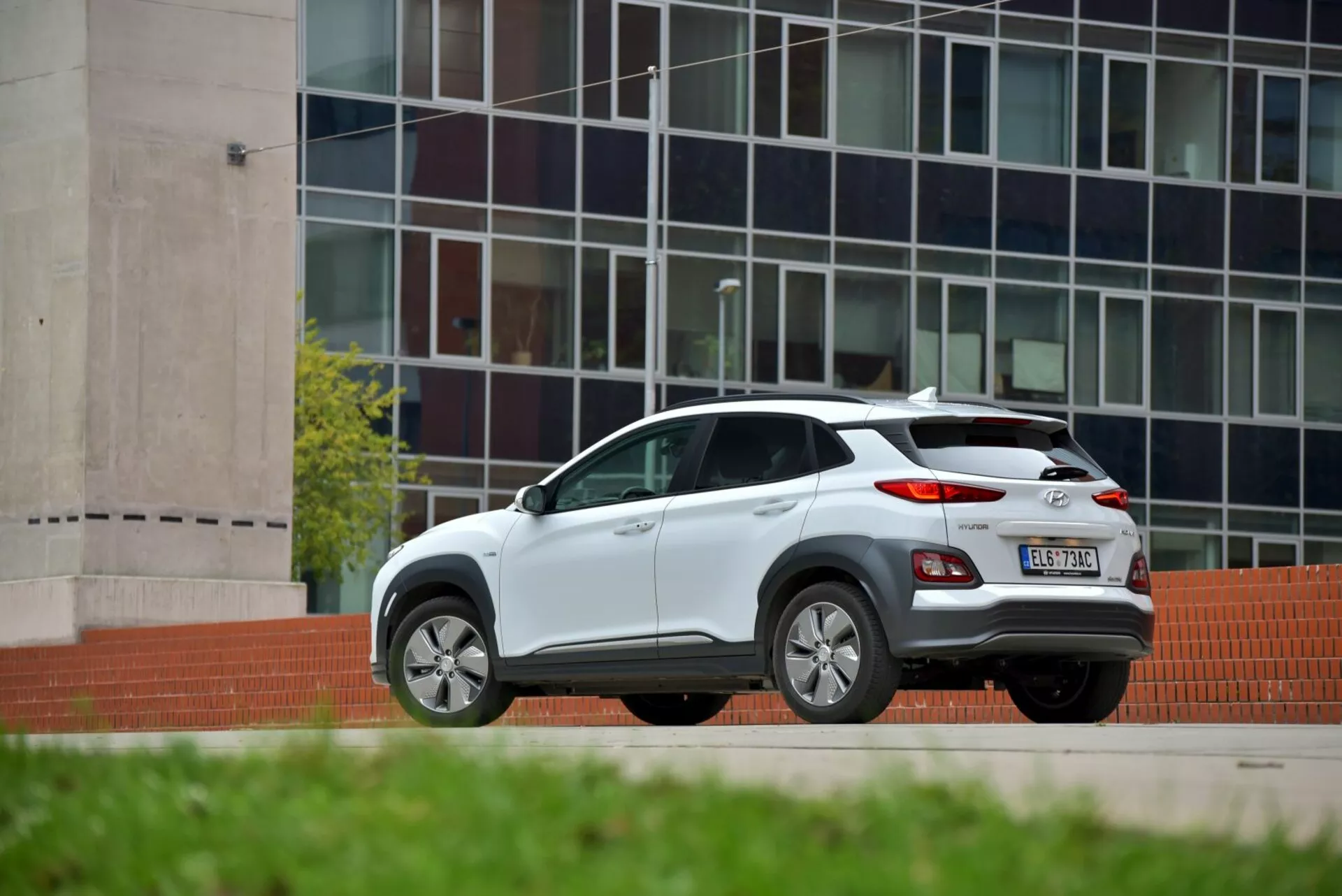 2021-es Hyundai Kona Elektro élénk kék színben, amely a karcsú dizájnját, elektromos hajtásláncát és modern funkcióit mutatja be