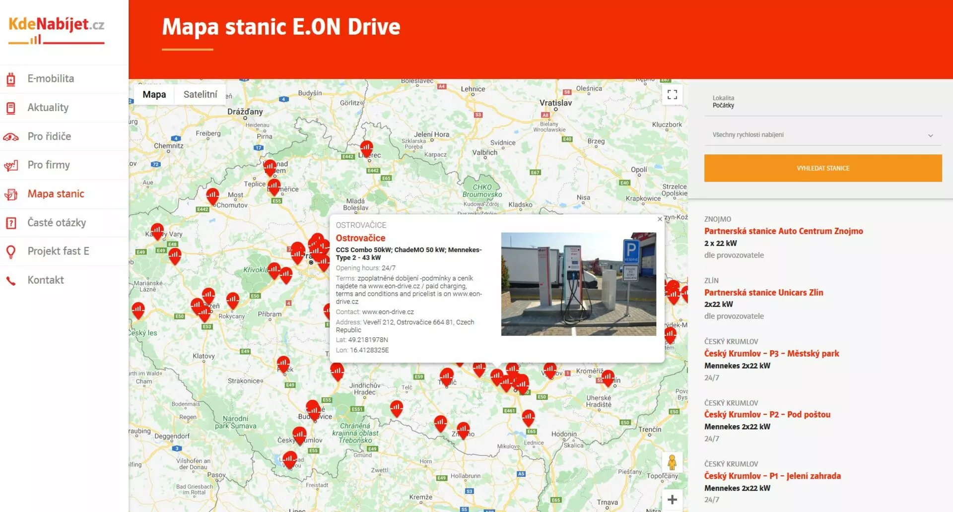 Képernyőkép, amely egy régiót ábrázoló E.ON Drive elektromos jármű töltőállomásainak térképét mutatja piros ikonokkal, beleértve egy részletesen látható töltőállomást, ami egy elektromos autóhoz van csatlakoztatva