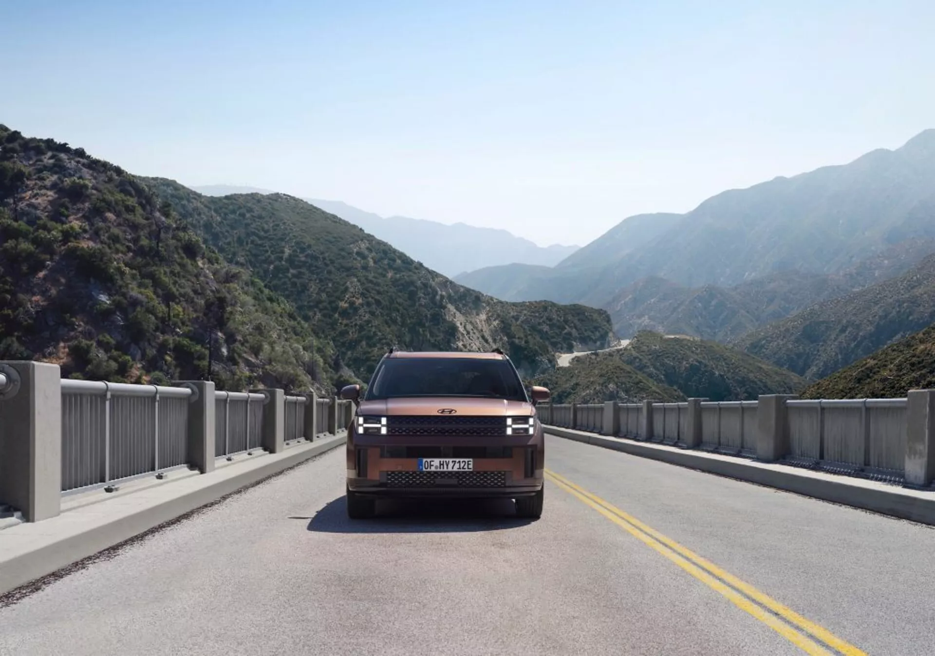 A Hyundai Santa Fe 2024, az ötödik generációs SUV elölnézetben, amely bemutatja modern dizájnját merész hűtőráccsal, elegáns fényszórókkal és aerodinamikus vonalakkal.