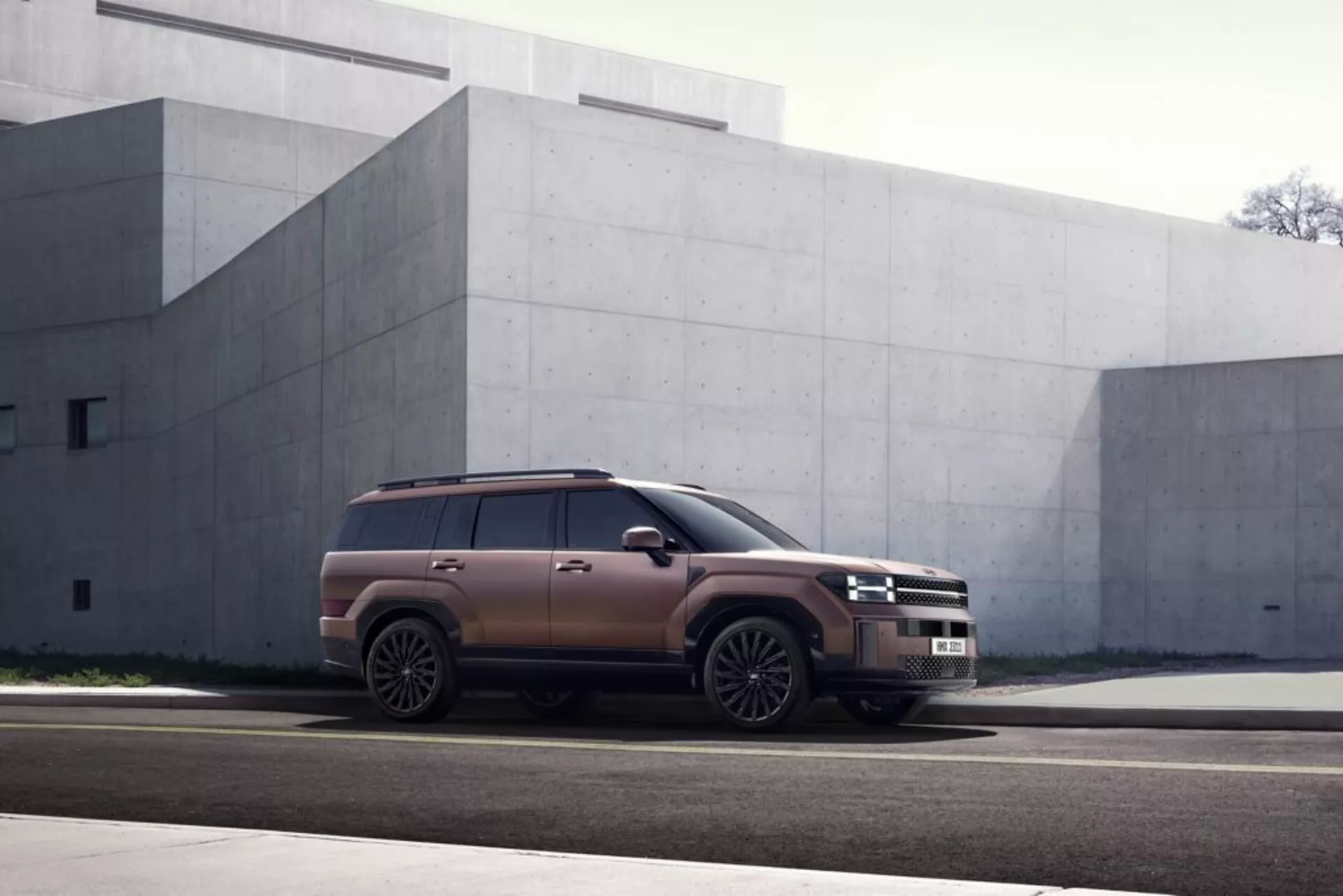 A 2024-es Hyundai Santa Fe (5. generáció) elölnézeti képe, amely elegáns dizájnját, fejlett fényszórótechnológiáját, modern hűtőrácsát és dinamikus vonalait mutatja be.