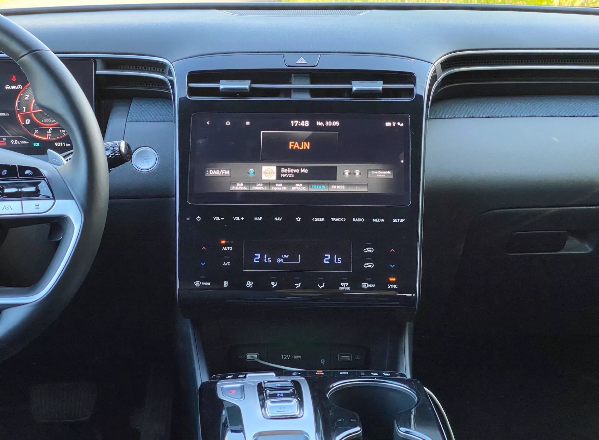 A Hyundai Tucson 2020 belső terének képe, a középkonzolra összpontosítva, a nagy felbontású infotainment képernyővel, amelyen 17:43 és 30°C szerepel, kétsávos klímavezérlő panellel és automata sebességváltóval.