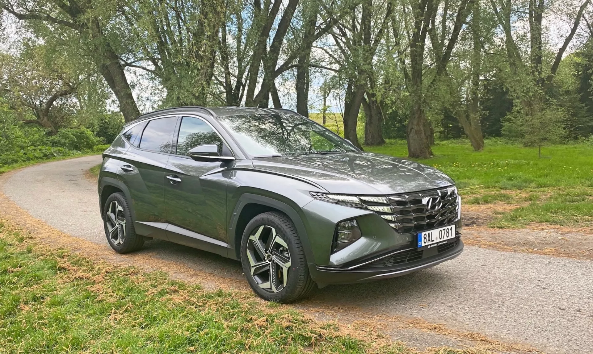 2020-as Hyundai Tucson 1.6 T-GDI Pure tündöklő fehér színben, amely az elegáns dizájnt és a modern jellemzőket mutatja be egy festői hegyi úton.