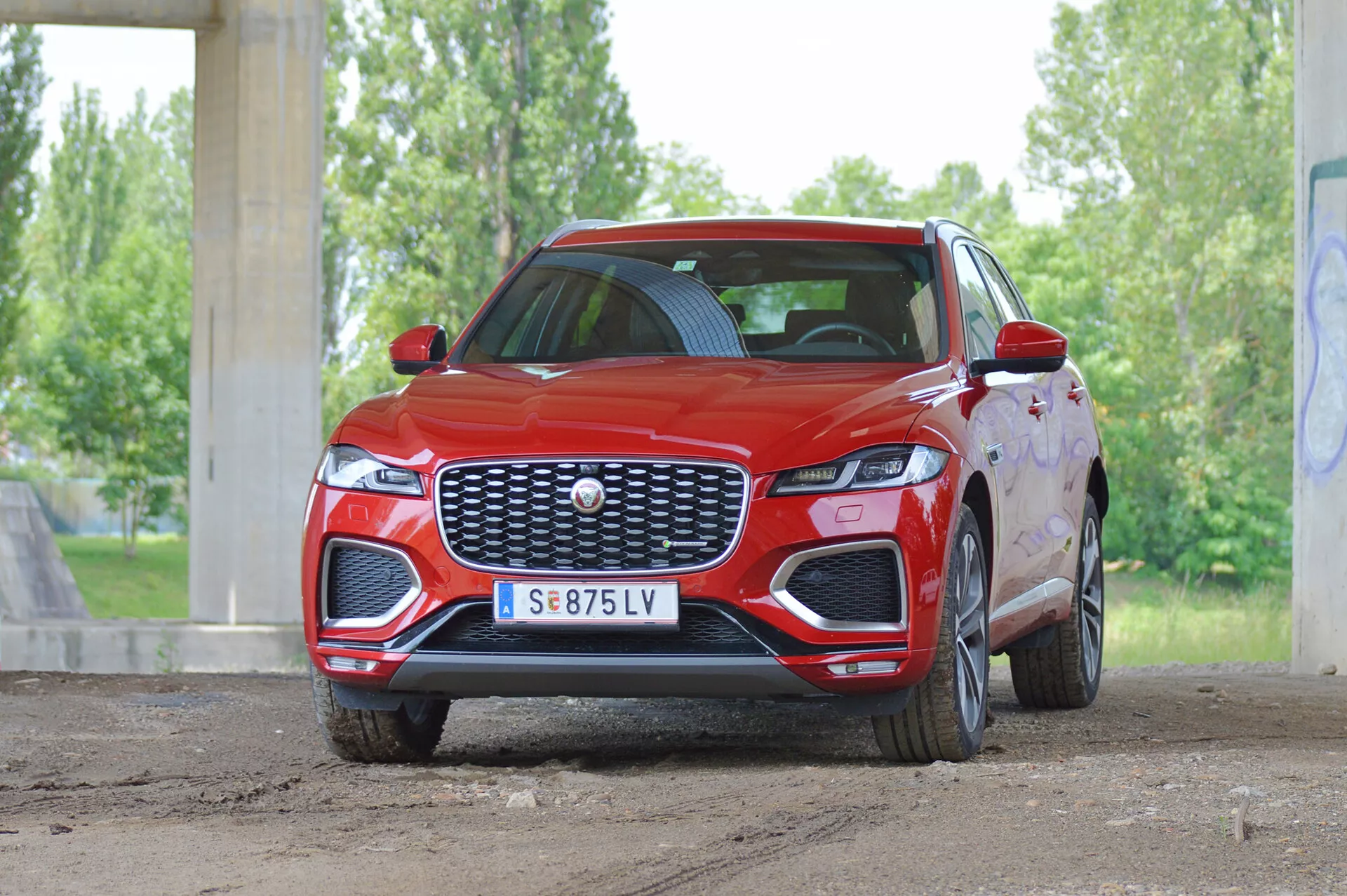 2021-es Jaguar F-Pace luxus SUV elegáns dizájnnal, kiváló kezelhetőséggel, fejlett technológiával és kifinomult belső térrel