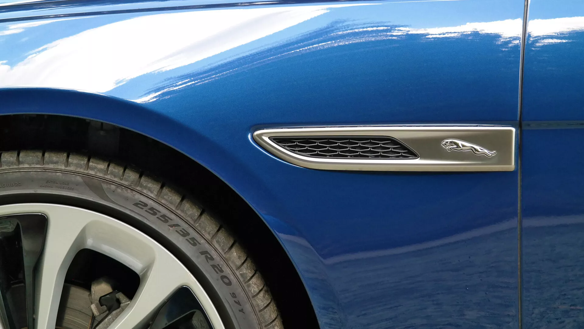 2021 Jaguar XF - Luxus fehér szedán elegáns vonalakkal, LED fényszórókkal, fejlett aerodinamikával, prémium bőr belső térrel és csúcstechnológiával