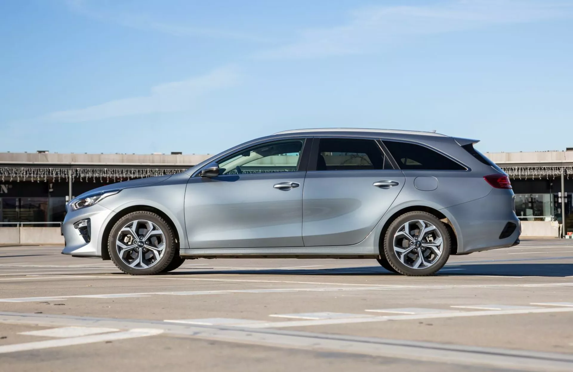 2009-es Kia Cee'd kombi egy parkolóban, oldalprofil, ötvözött kerekek és tervezési jellemzők megjelenítése a természetes napfény alatt