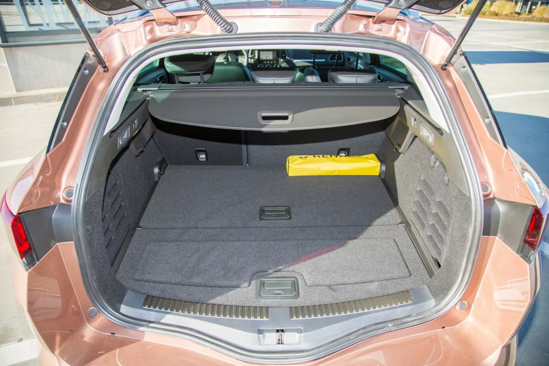 Közeli nézet egy 2009-es Kia cee'd csomagterére fentről nézve, amely bemutatja a belső teret, a nyitott fedél és részben a hátsó szélvédőt visszahúzható rakományfedéllel, kiemelve a tágasságot és a tárolási funkciókat.