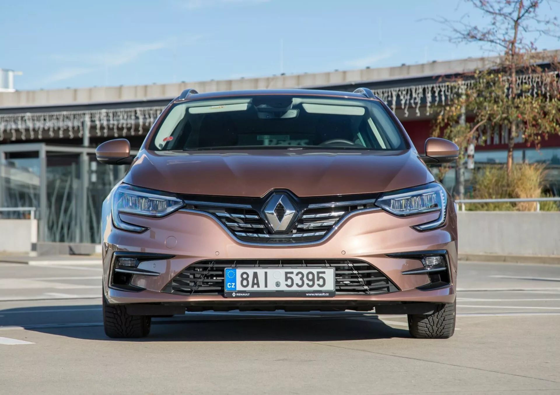 Kia Cee'd 2009-es modelljének előnézete metál barna színben, Renault logóval, LED fényszórókkal és ködlámpákkal, nappali fényben fotózva, bemutatva a modern dizájnt és technológiát.