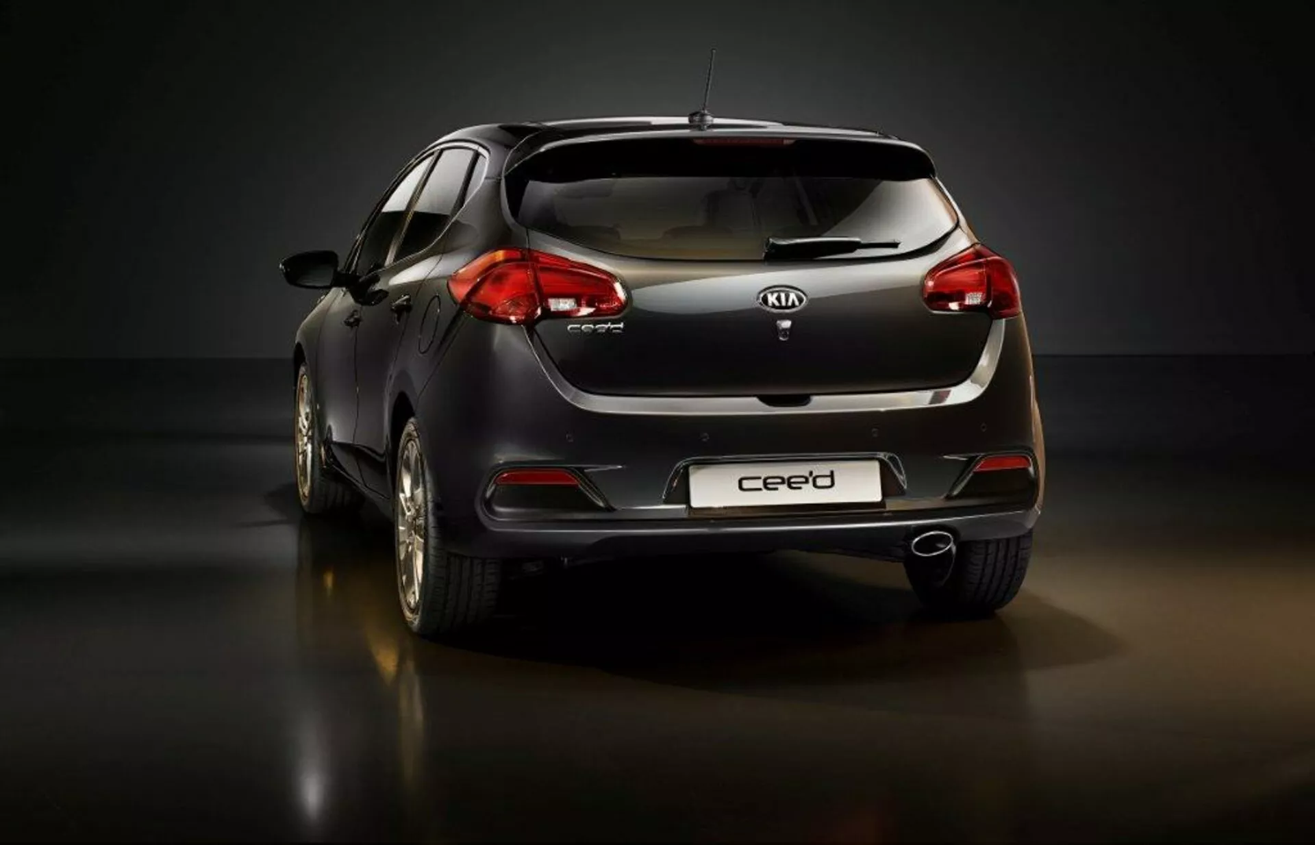 Kia Ceed 2009-es modell metálszürke színben, elegáns tervezéssel és modern funkciókkal