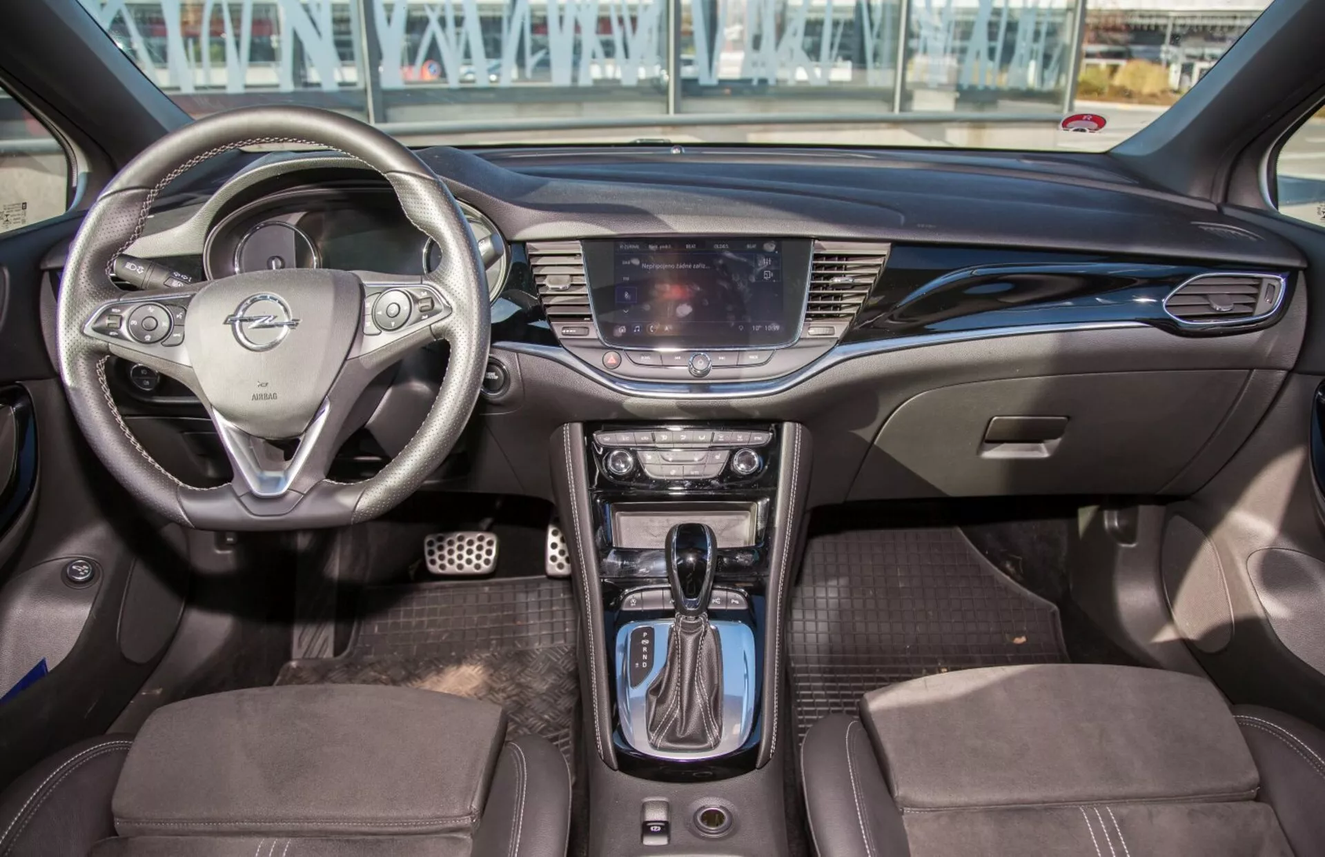 A 2009-es Kia Ceed belseje multifunkciós kormánykereket, érintőképernyős infotainment rendszert, kétzónás klímavezérlést, automata váltót, kéttónusú kárpitozású üléseket és a modern kabin tervezését ábrázolja technológiai kényelmi funkciókkal