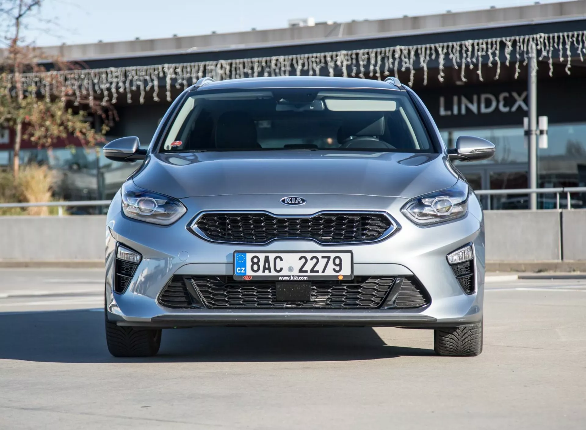 2009-es Kia Ceed modell metálos ezüstben, elölnézet és oldalnézet tiszta nappali fényben, ötvözött kerekekkel és aerodinamikai tervezéssel