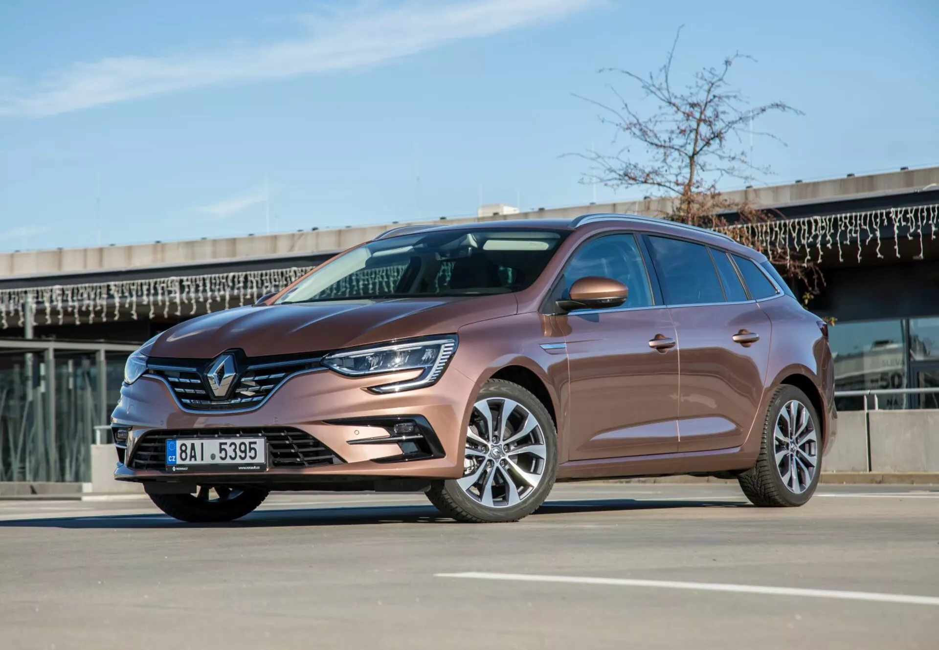 2009-es Kia Ceed (Pro_cee'd) modell ragyogó ezüstben, melynek stílusos megjelenése és modern funkciói vannak