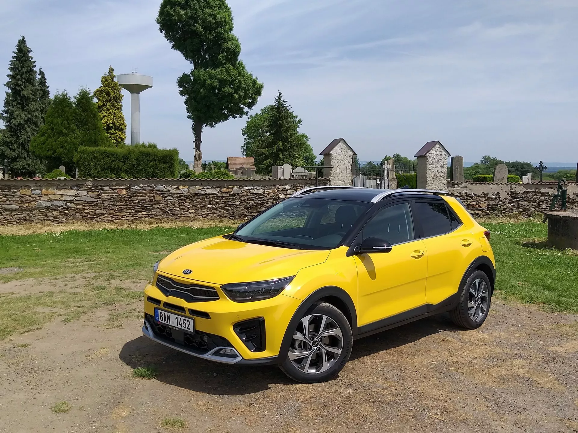 2017-es Kia Stonic világossárga színben, bemutatva az első rácsát, LED fényszóróit, sportos első lökhárítóját és elegáns oldalprofilját többspókás ötvözött kerekekkel és tetősínekkel, kiemelve a jármű kompakt crossover esztétikáját és haladó tervezési jellemzőit.