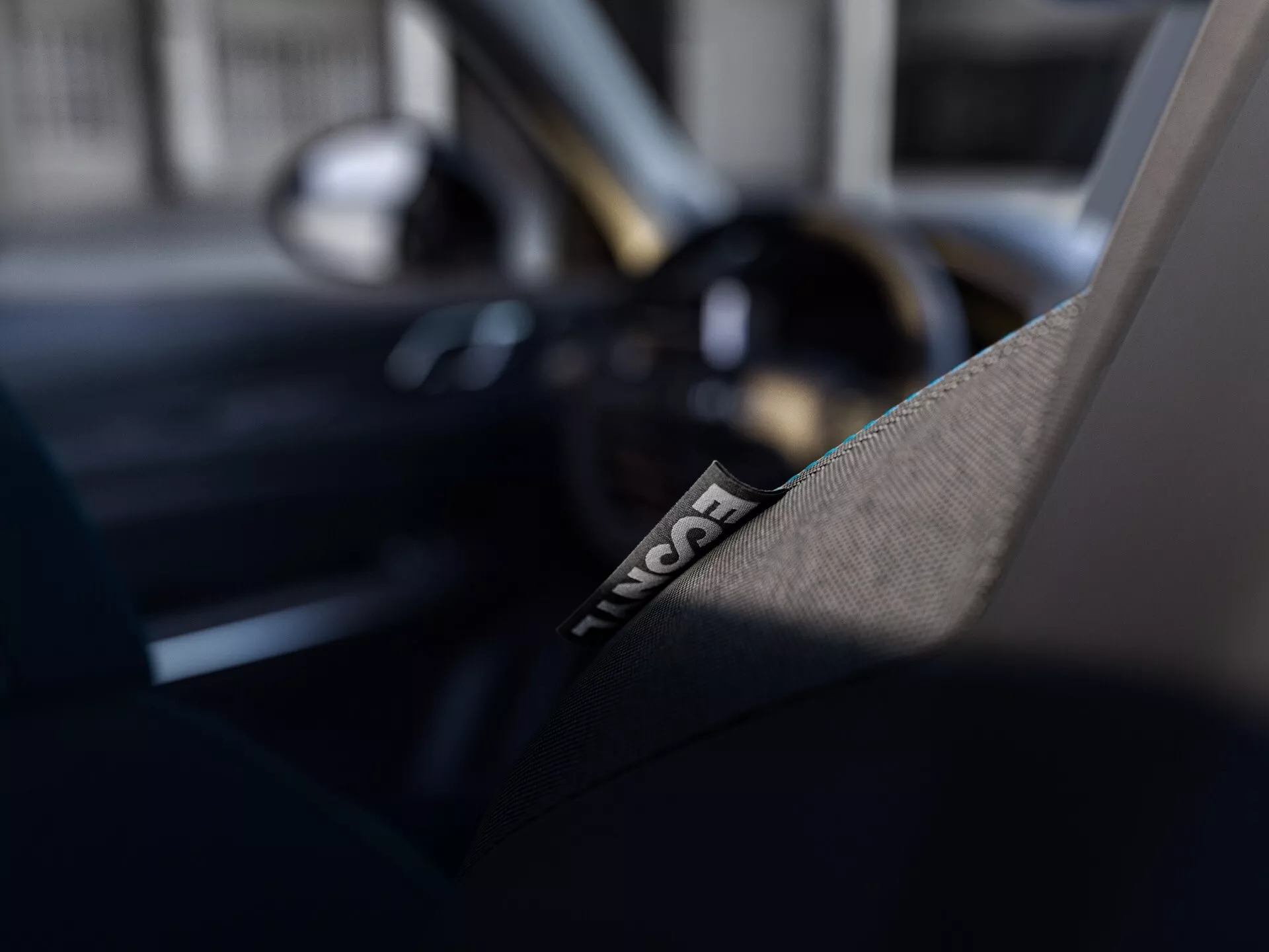 2021-es Lynk & Co 01 (1. generáció) dinamikus pózban, elegáns tervezéssel és modern technológiával