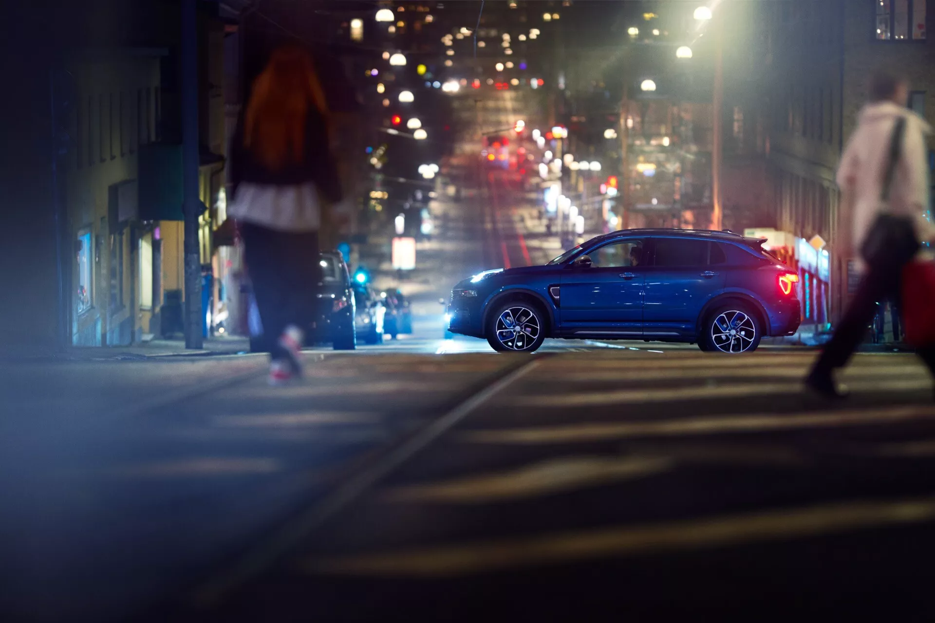 2021-es Lynk & Co 01 első generációs kompakt SUV napfényben, szabadtéren parkolva, mutatva a letisztult design-t és a modern jellemzőket