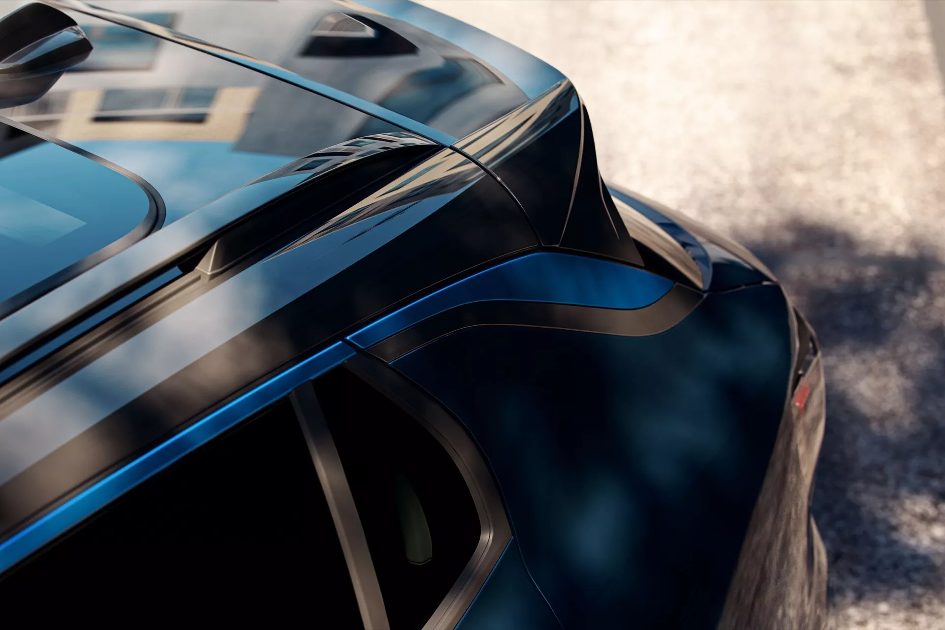 Közeli kép a 2021-es Lynk & Co 01 (1. generáció) hátsó részéről, bemutatva a csomagtartófedél, részben látható LED hátsó lámpák és aerodinamikai jellemzők alacsony szögű perspektívából