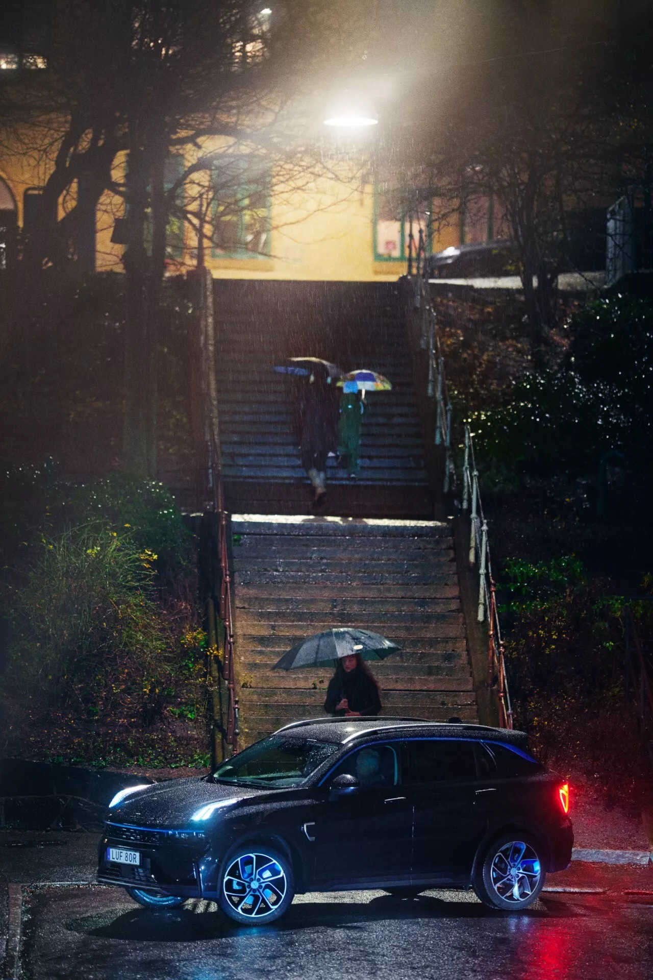 2021-es Lynk & Co 01 első generációs kompakt SUV dinamikus vezetési pozícióban városi úton