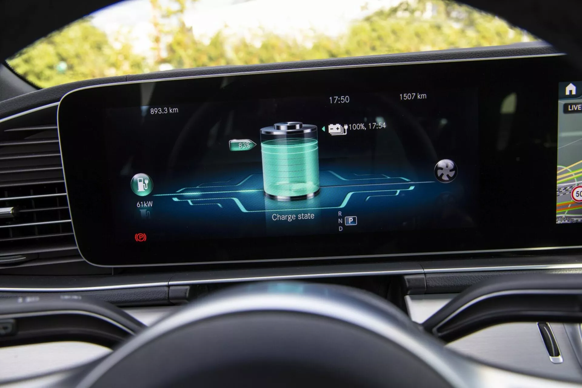 2019-es Mercedes-Benz GLE, amely magas felbontású digitális műszerfalat mutat az akkumulátor töltöttségi állapotával, energiafelhasználással és külső hőmérséklettel, kiemelve a jármű fejlett technológiáját és luxus belső kialakítását