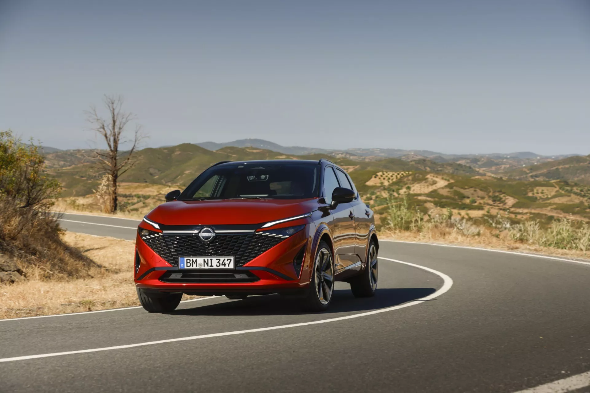 A 2024-es Nissan Qashqai J12-facelift elölnézete, amely bemutatja modern dizájnját, elegáns LED fényszórókkal, merész V-motion első ráccsal és dinamikus vonalakkal, amelyek hangsúlyozzák sportos és kifinomult esztétikáját.