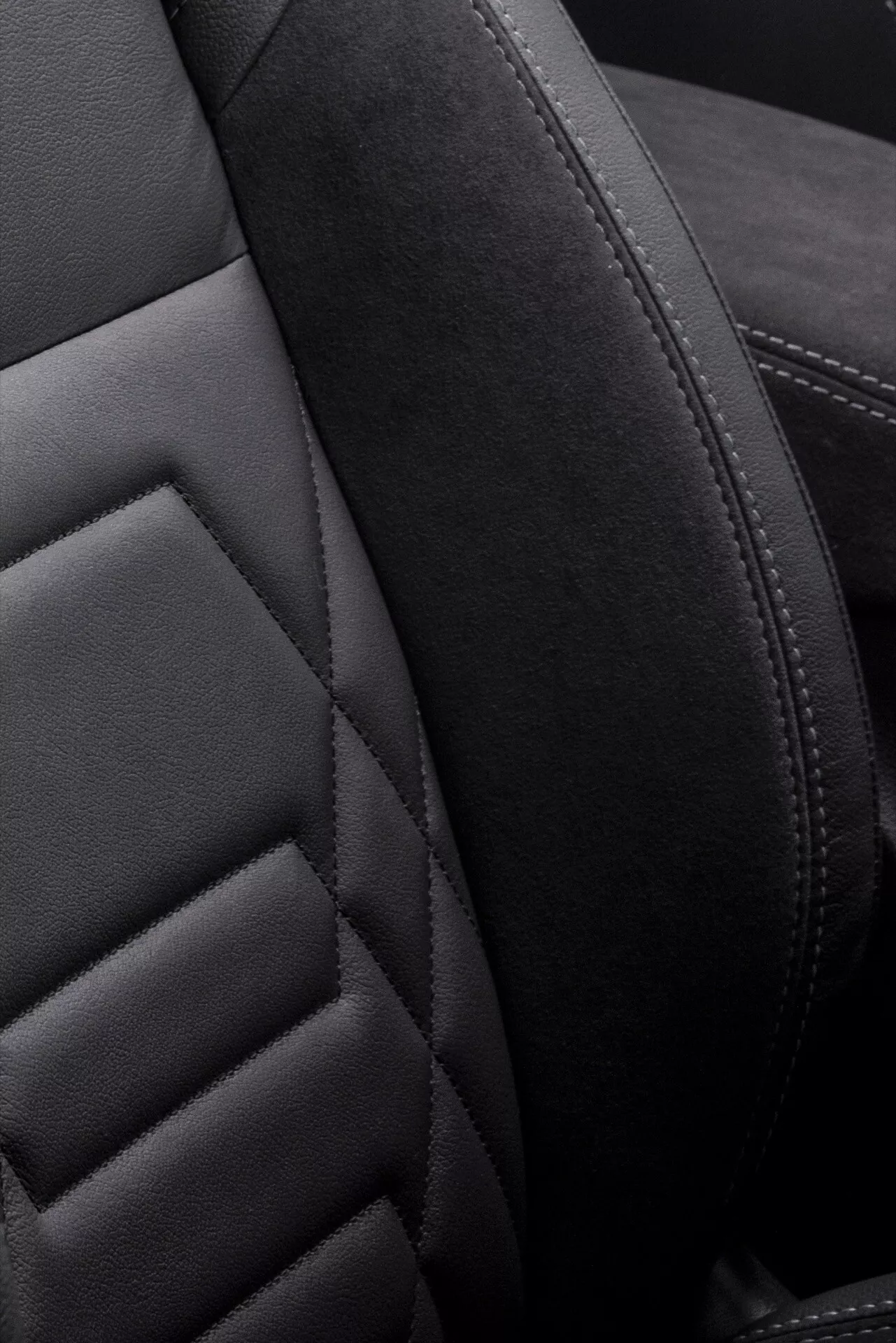 2024 Nissan Qashqai J12-Facelift modern aerodinamikai dizájnnal, frissített első hűtőrács, elegáns LED fényszórók és fejlett technológiával ellátott, kifinomult belső térrel.