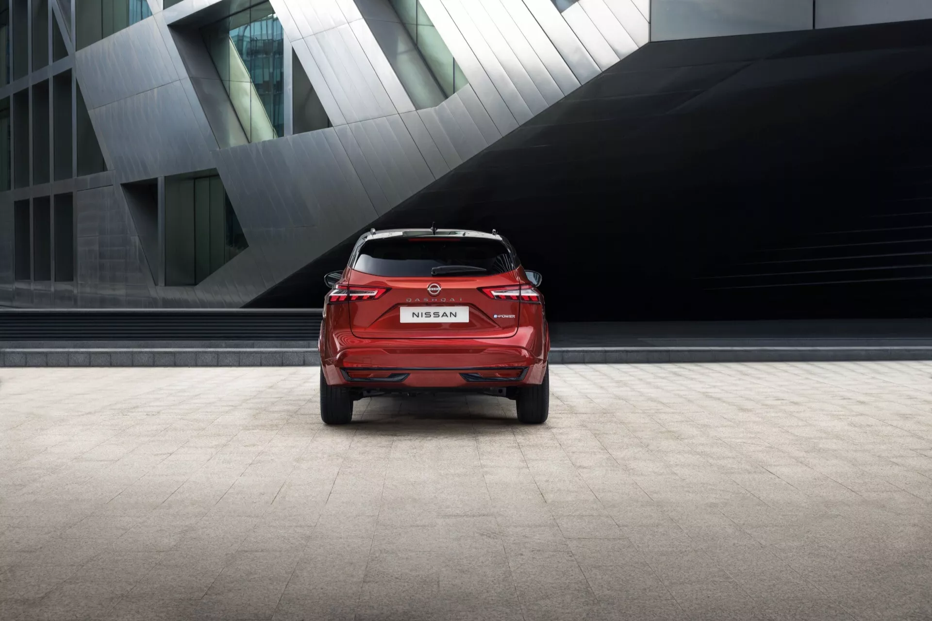 A 2024-es Nissan Qashqai (J12-Facelift) elegáns, modern dizájnnal rendelkezik, aerodinamikus vonalakkal, továbbfejlesztett LED fényszórókkal és átdolgozott rácsos kialakítással, amely bemutatja kifinomult esztétikáját és fejlett technológiáját.