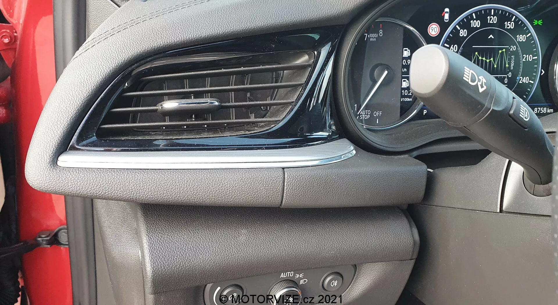 2020-as Opel Insignia GSi Grand Sport, amelyet elegáns és dinamikus kialakítás, fejlett aerodinamika és innovatív technológiai jellemzők jellemeznek.