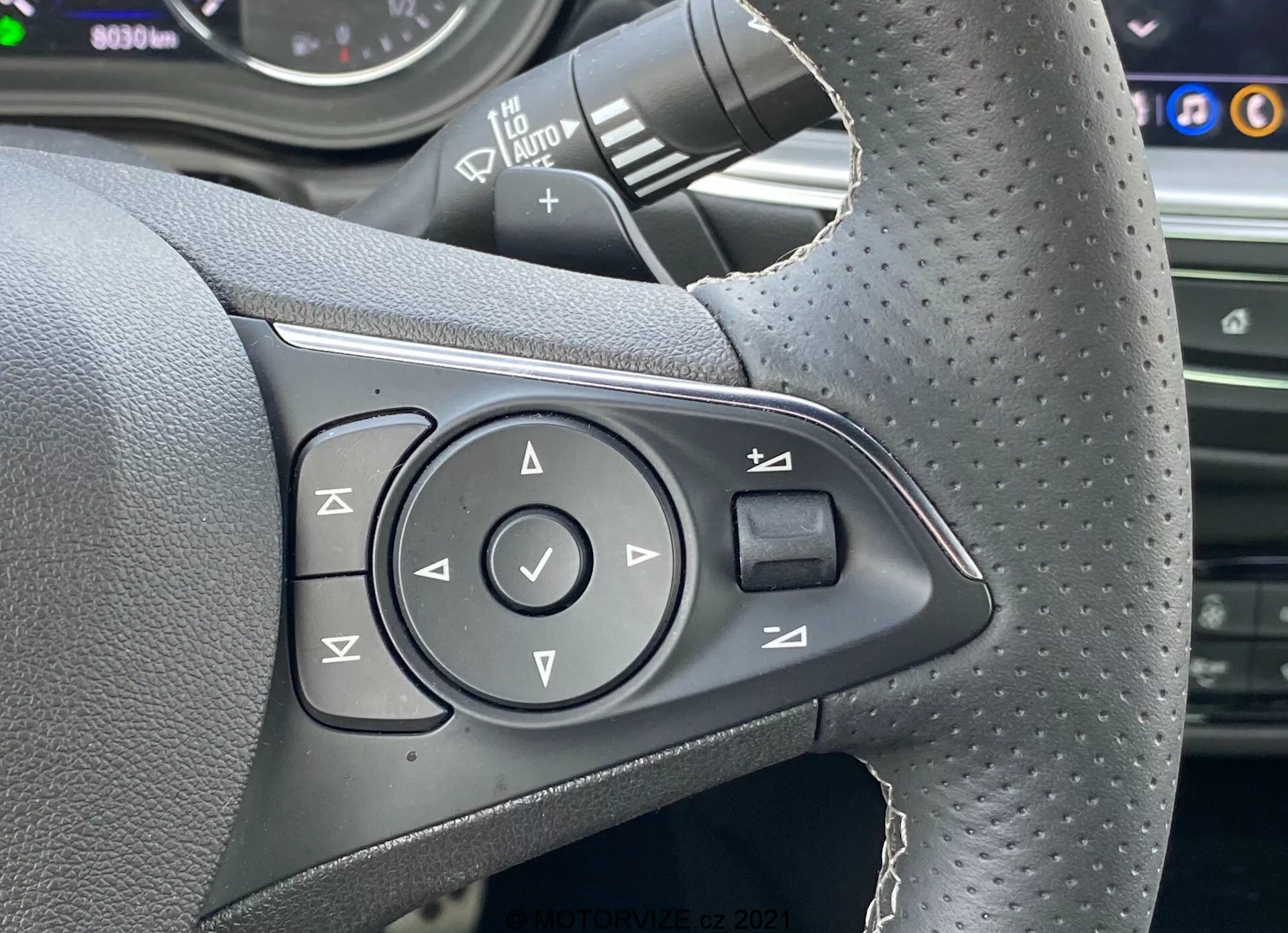 Oldalnézet egy mozgásban lévő 2020-as Opel Insignia GSi Grand Sportról, amely bemutatja elegáns aerodinamikai kialakítását, kifinomult LED fényszóróit és sportos könnyűfém kerekeit