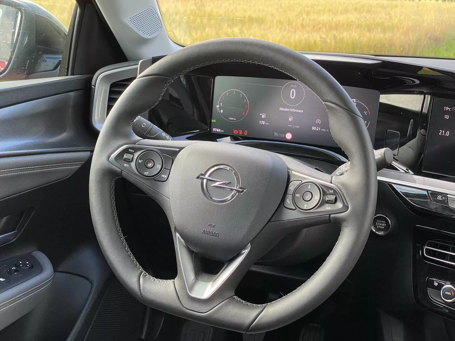 OPEL Mokka 2021 beltér a jobb első ülés nézetéből bemutatva kormánykereket audio- és sebességtartó gombokkal, a sebességmérőt és egyéb mutatókat megjelenítő digitális műszerfalat, valamint az érintőképernyős infotainment rendszert tartalmazó középkonzolt.