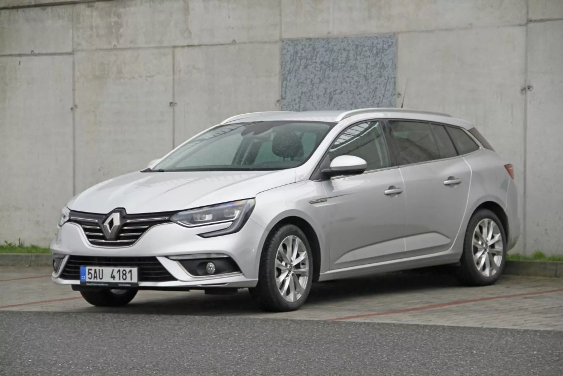 Modern Peugeot 308 SW hatchback autó háromnegyed első nézetből, kiemelve a sportos első hűtőrácsot, jellegzetes fényszórókat, ködlámpákat vagy légbeömlőket és többsugaras ötvözött kerekeket városi környezetben