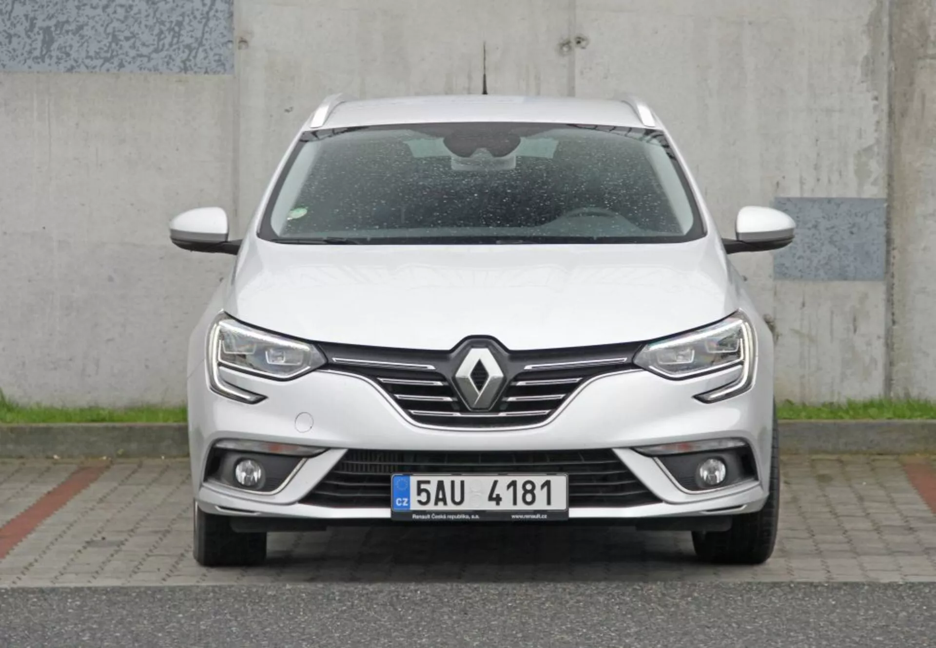 2013-as Peugeot 308 SW modell első nézete, amely bemutatja a rácsot, LED fényszórókat, első lökhárítót, motorháztetőt, alsó légbeömlőt és az európai rendszámtáblát, jelezve a fejlett világítási és érzékelő technológiákat.