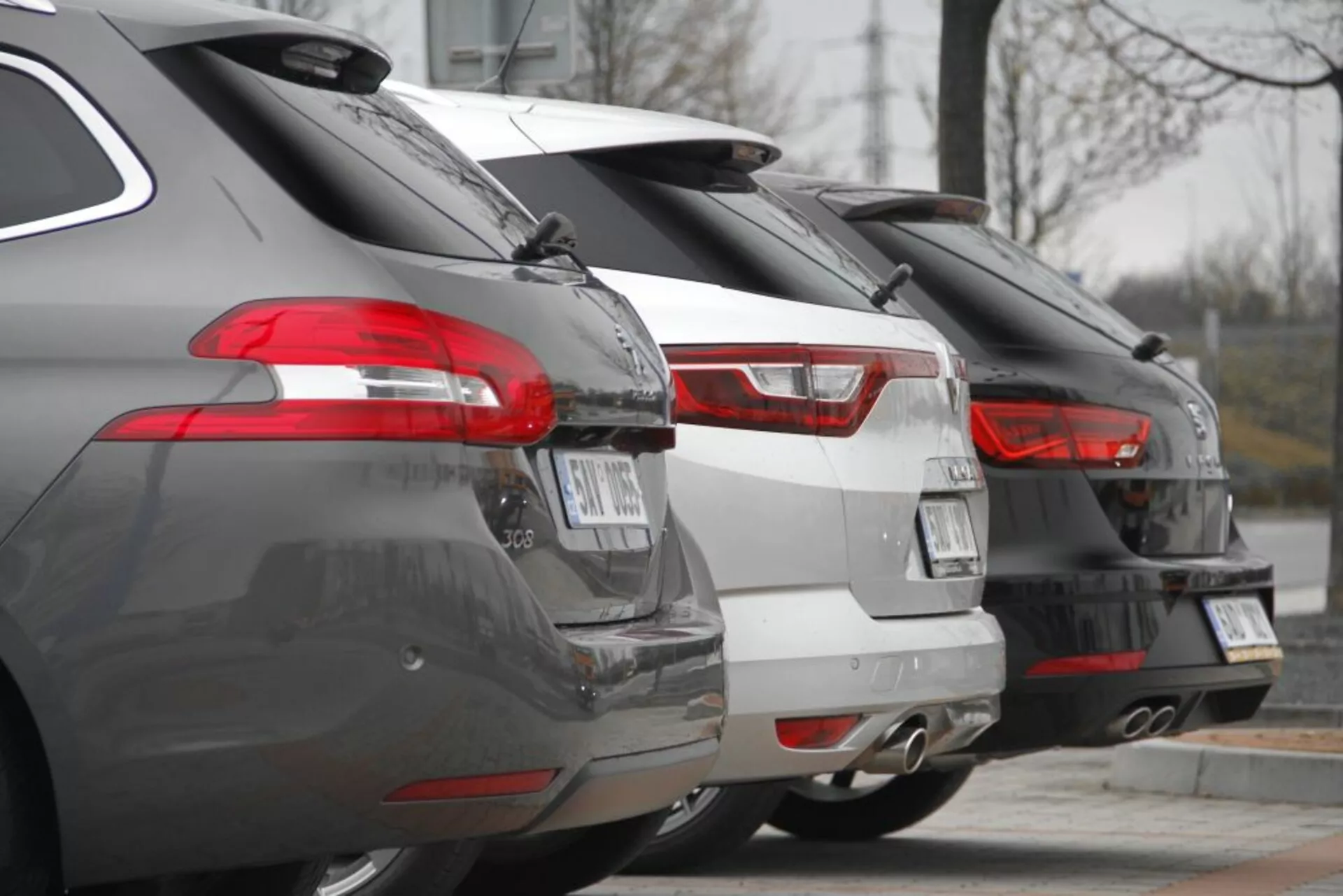 Peugeot 308 SW 2013-as modell ezüst színben, panorámatetővel és ötvözött kerekekkel