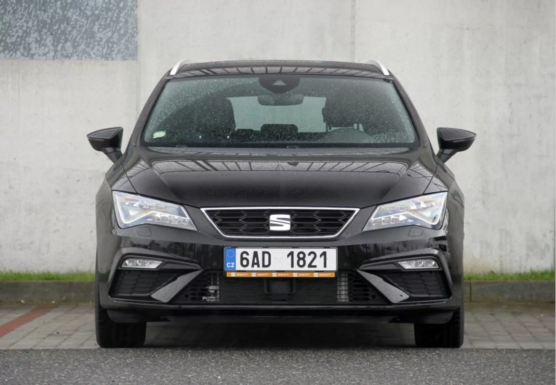 2013-as Peugeot 308 SW autó elölnézeti képe, részletesen megjelenítve az első lökhárítót, LED vagy HID fényszórókat, kontúros motorháztetőt és aerodinamikai előlapot gyártói logóval és látható rendszámtáblával