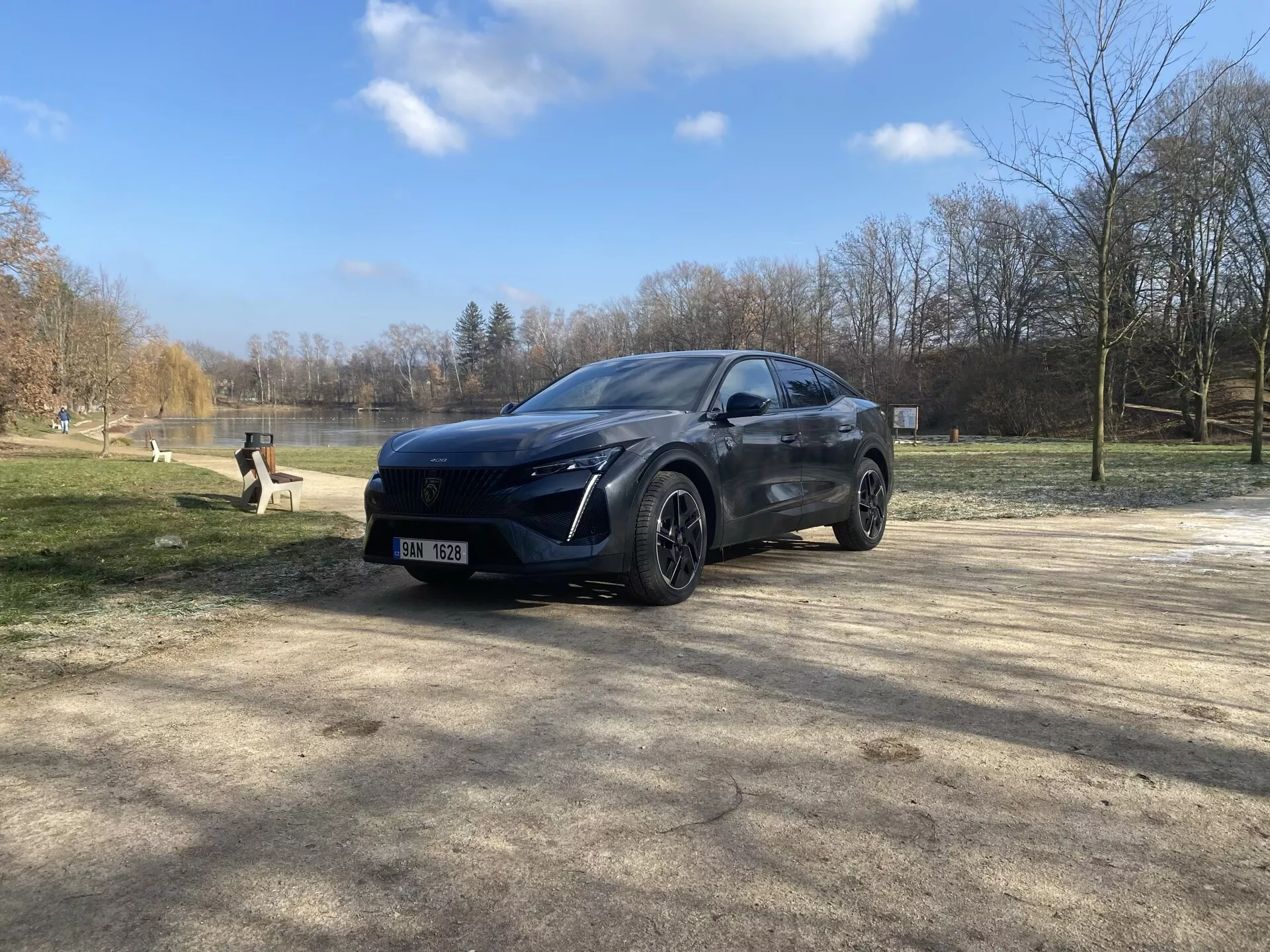 Új 2023-as Peugeot 408 1. generáció, amely elegáns tervezését, innovatív jellemzőit és fejlett technológiáját mutatja