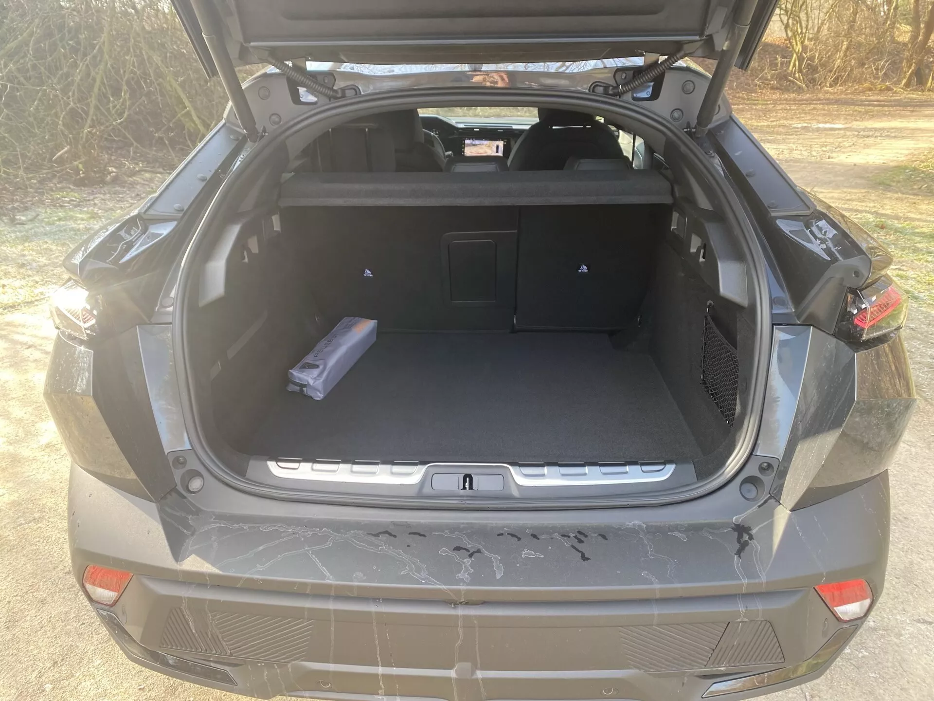 2023-as Peugeot 408, 1. generáció, elegáns aerodinamikai formával, innovatív LED fényszórókkal és modern belső kialakítással.