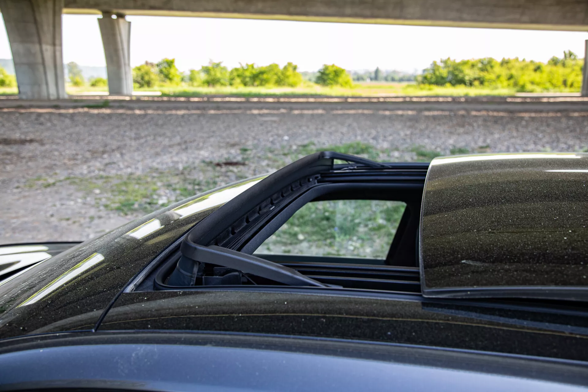 Részletes nézet a 2023-as Peugeot 408 kabrió tetőmechanizmusáról, a karosszériához való csatlakozási pontokra összpontosítva, az utas oldaláról készült felvétel kiemelve a puha tetejű belső bélést, az időjárás elleni tömítést és a külső fényezést.