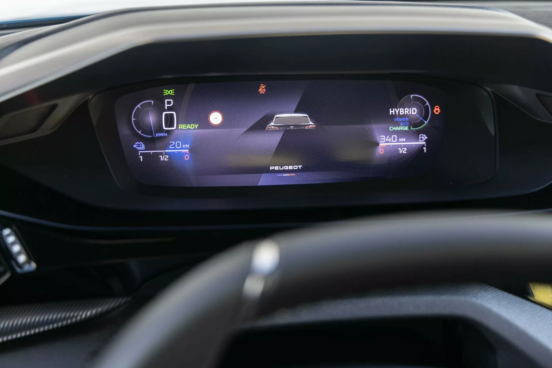 Peugeot 408 2023 belső részének közelképe, amely a digitális műszerfalat mutatja a sofőr perspektívájából, hibrid jelzőkkel, mint a ‘HYBRID’ felirat, parkoló mód, akkumulátor szint és vezetési tartományok, a stílusos, megvilágított kijelzővel az enyhén elmosódott kormánykeréken.
