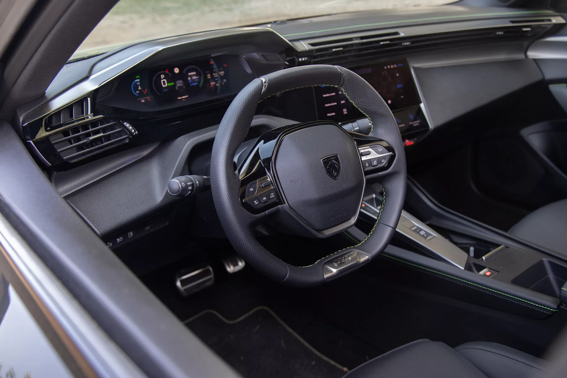 Peugeot 408 2023 belseje, amely bőrrel bevont multifunkciós kormánykereket, digitális műszerfalat és érintőképernyős infotainment rendszert mutat a vezető oldali nézetből