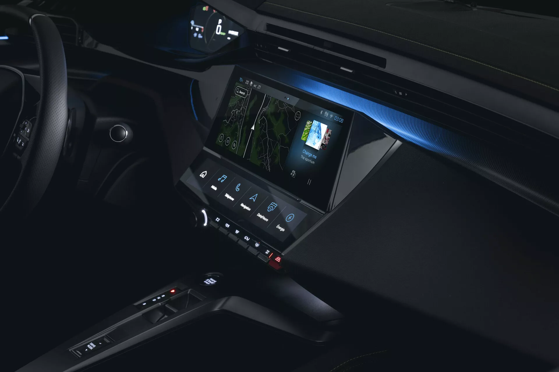 Peugeot 408 2023-as modell belső részletképe, amely a középkonzolra és az infotainment rendszerre összpontosít, ambient fényekkel és fejlett technológiai jellemzőkkel, az utas oldaláról nézve.