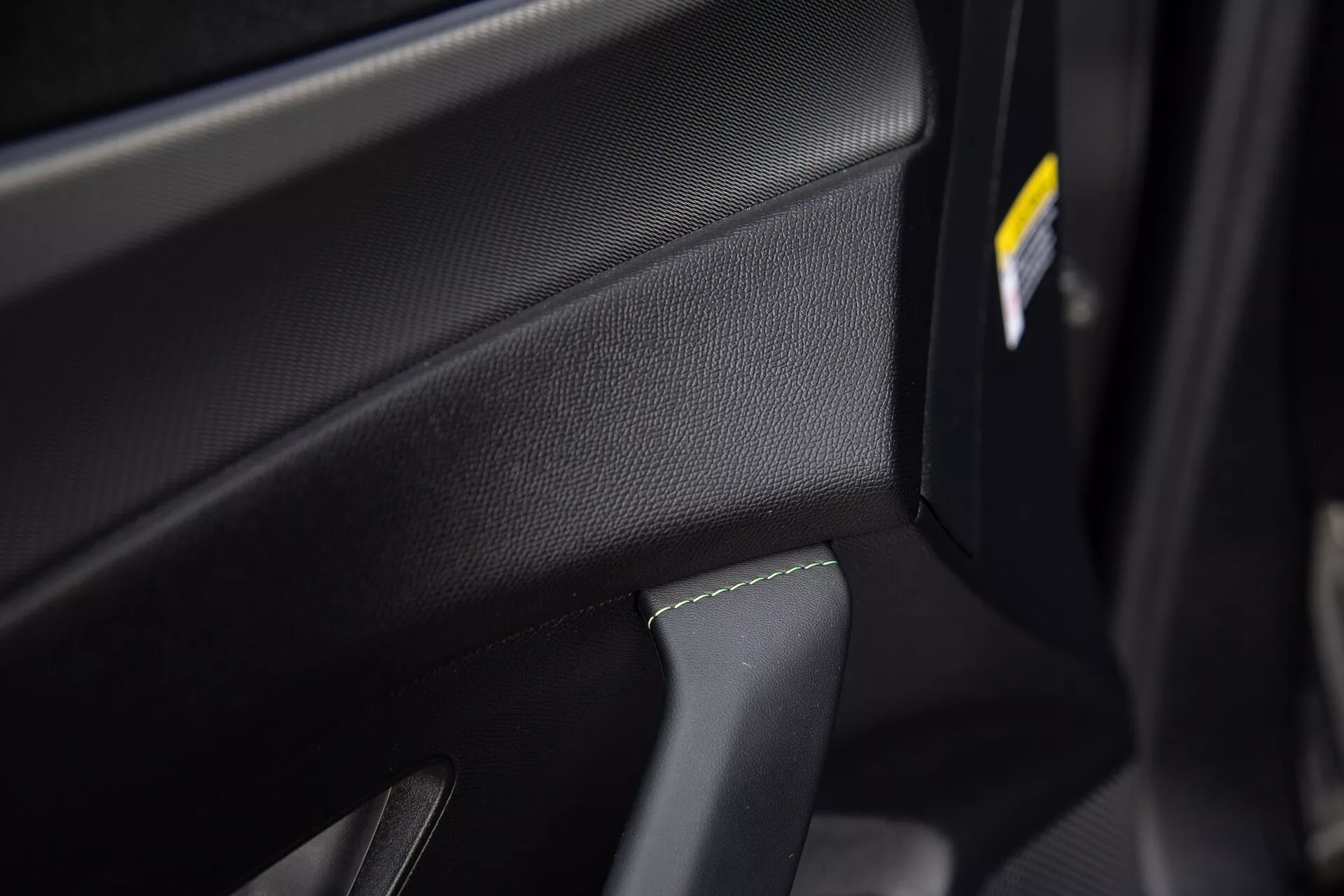 Az új 2023-as Peugeot 408 dinamikus pózában, mely bemutatja elegáns tervezését, fejlett LED fényszóróit és kifinomult sziluettjét