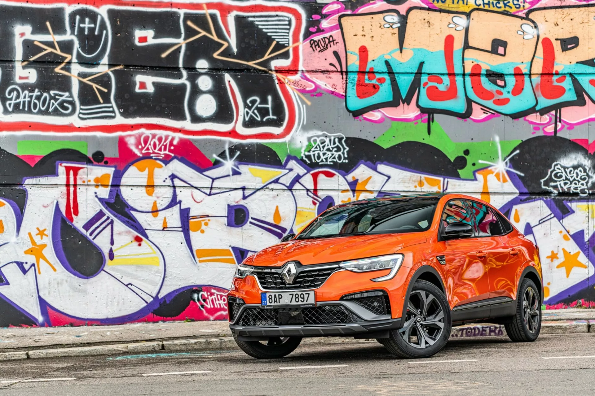 A 2021-es Renault Arkana elölnézete, amely bemutatja elegáns dizájnját, jellegzetes LED fényszóróit és aerodinamikus körvonalait.