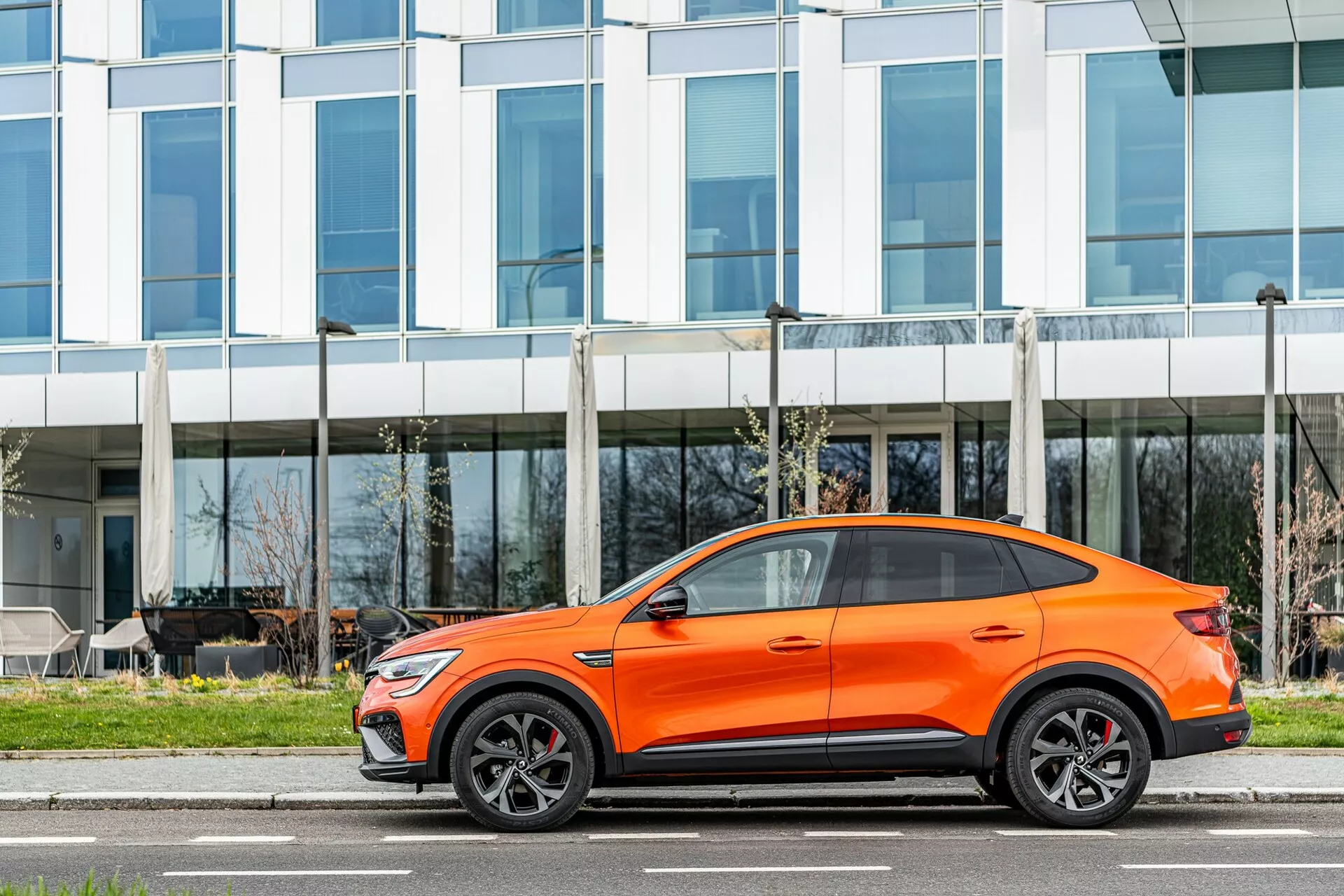 2021 Renault Arkana - elegáns crossover SUV sportos dizájnnal, elegáns vonalakkal és fejlett technológiai funkciókkal