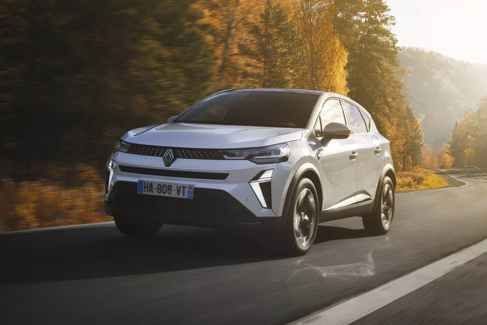 Újonnan kiadott Renault Captur 2024 (II-Facelift) modell élénk bordóban, fejlett funkciókkal, elegáns tervezéssel és modern technológiával